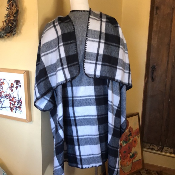 WOOLRICH Size OSFA Poncho Wrap - Blanket wrap PLAID Gray & Black $118 NEW - Picture 5 of 16